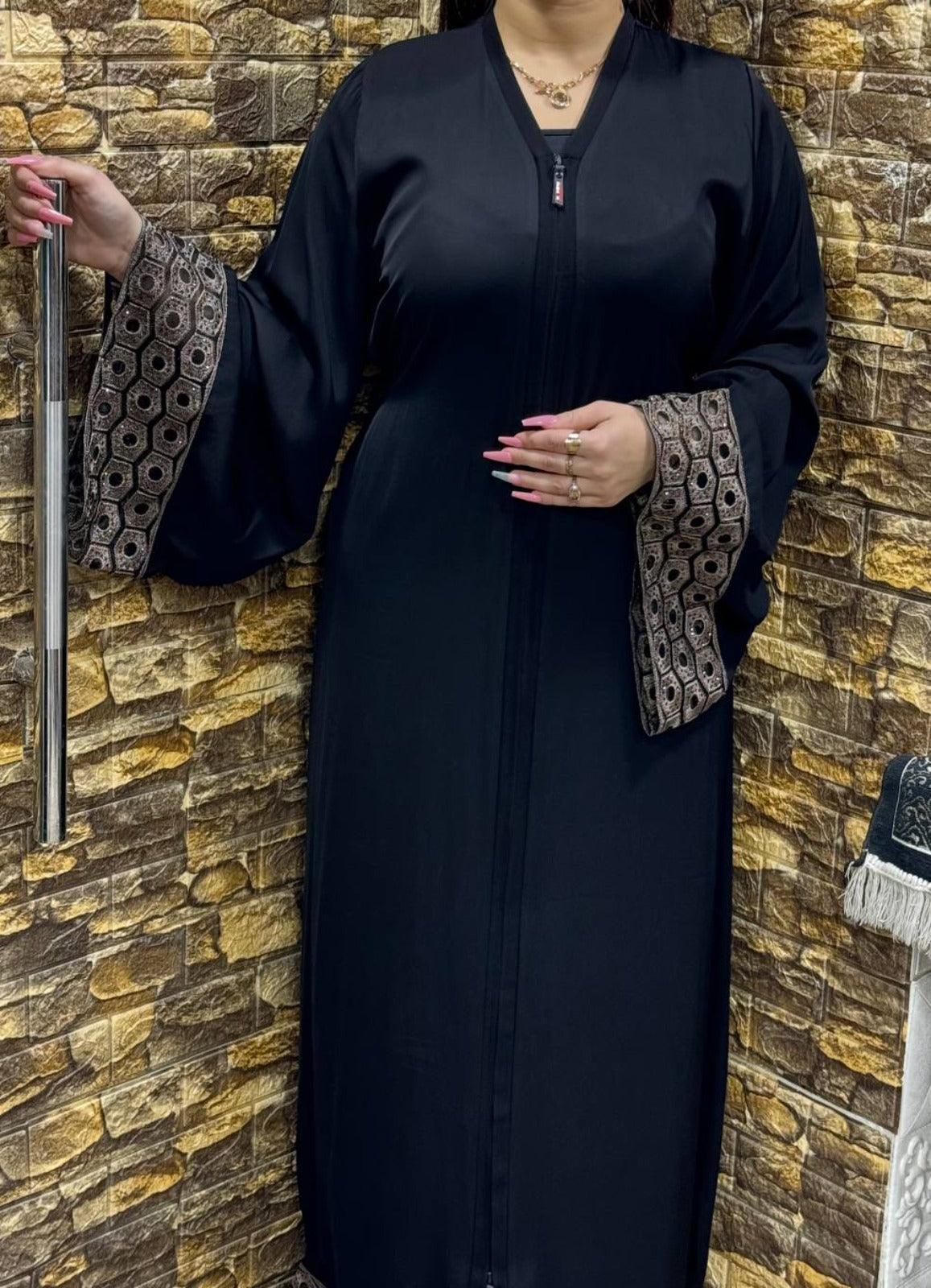 عباية خليجي سوداء  حرير خروج حريمى كود 3384