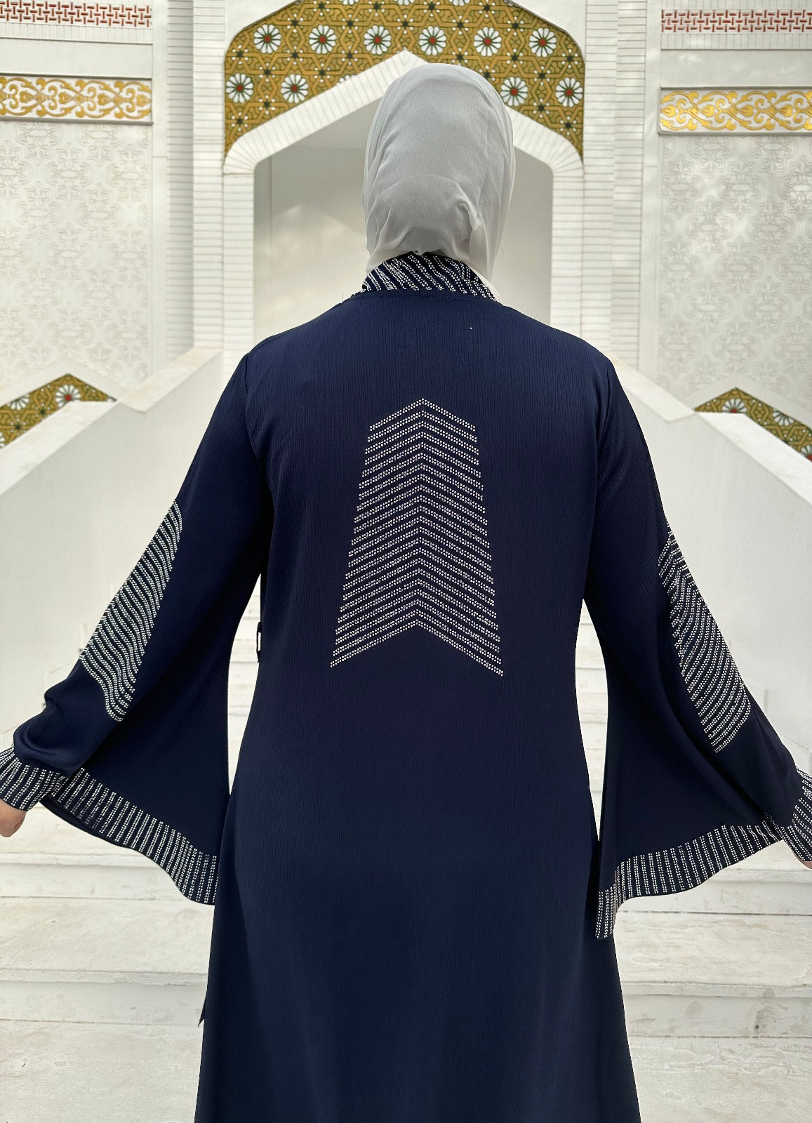 عباية خليجي حرير خروج حريمى كود 3586