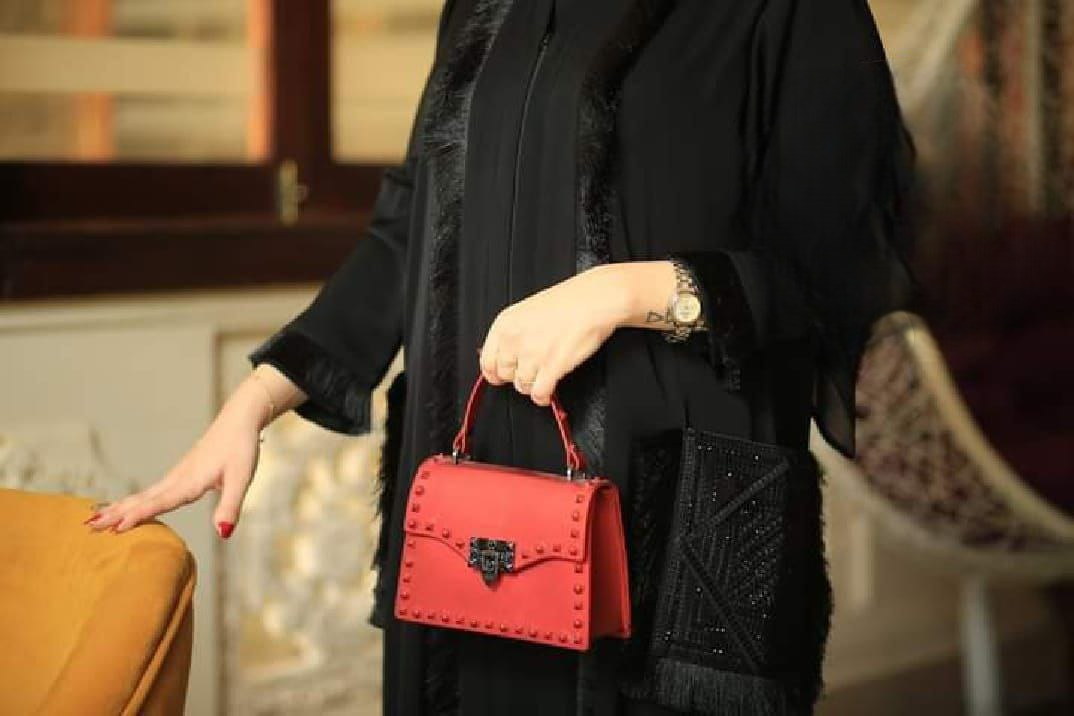 عباية خليجي سوداء حرير خروج حريمى كود 161