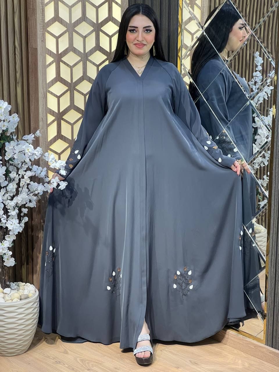 عباية خليجي حرير خروج حريمى كود 3070