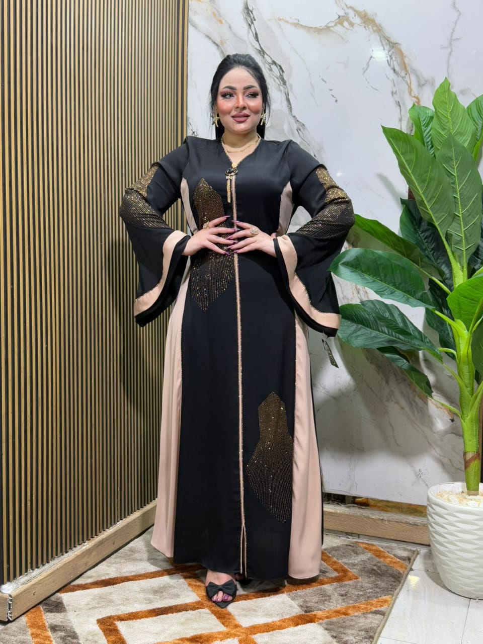 عباية خليجي سوداء  حرير خروج حريمى كود 175