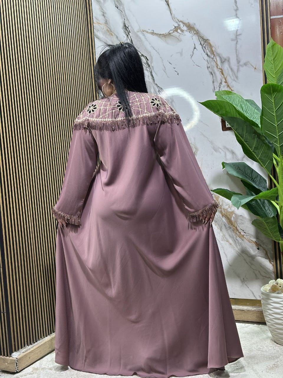 عباية خليجي حرير خروج حريمى كود 222