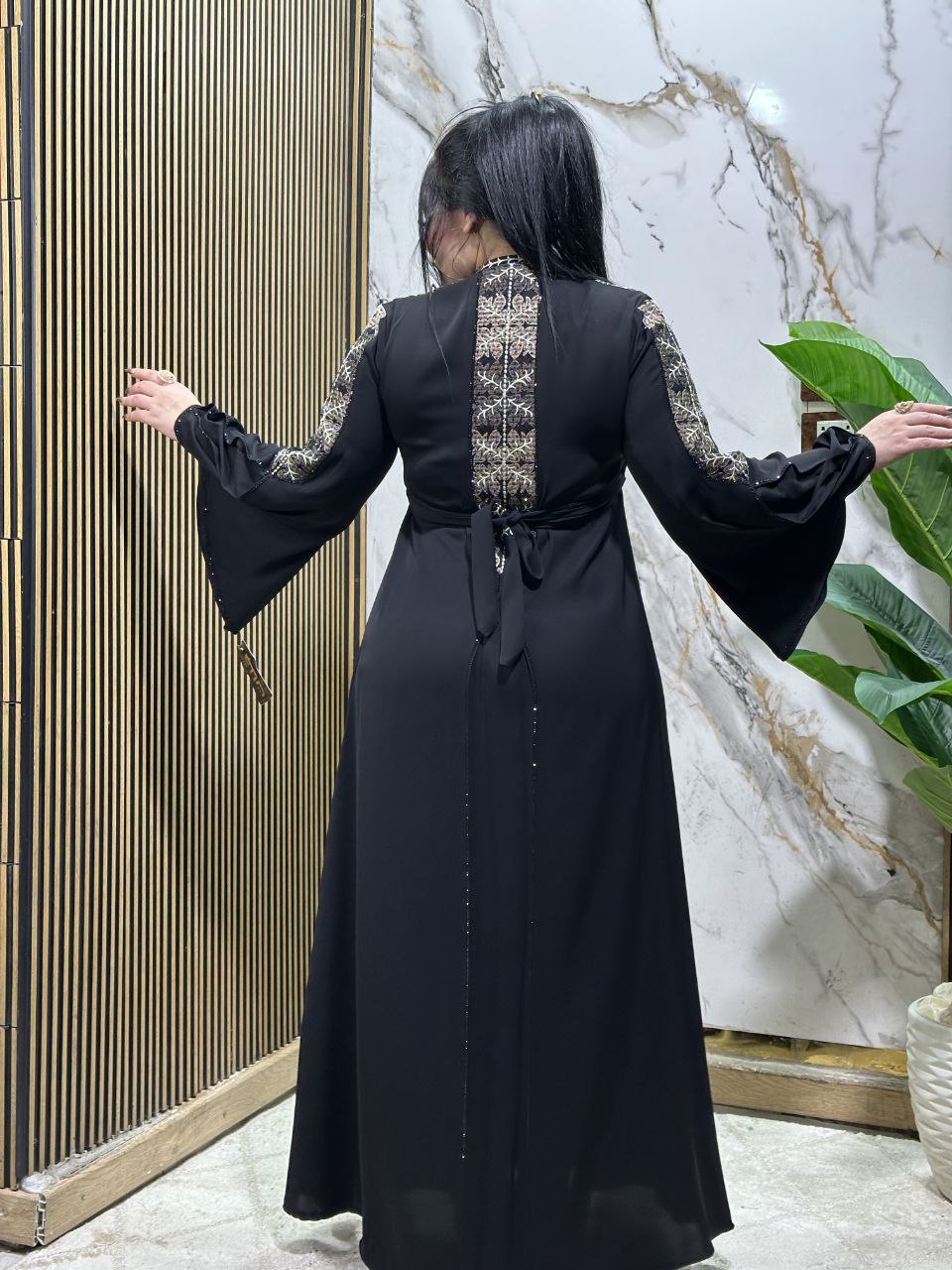 عباية خليجي حرير خروج حريمى كود 112